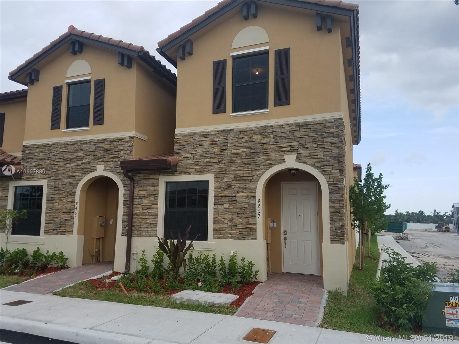 2 stories Townhouse for rent in Hialeah